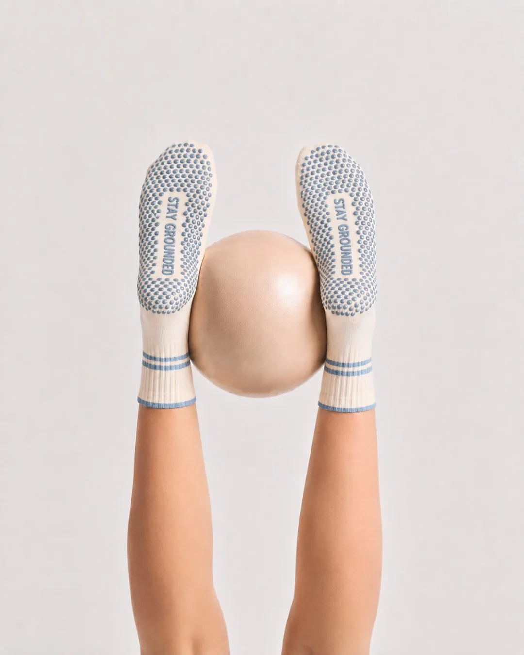 NÙE grip socks with ball